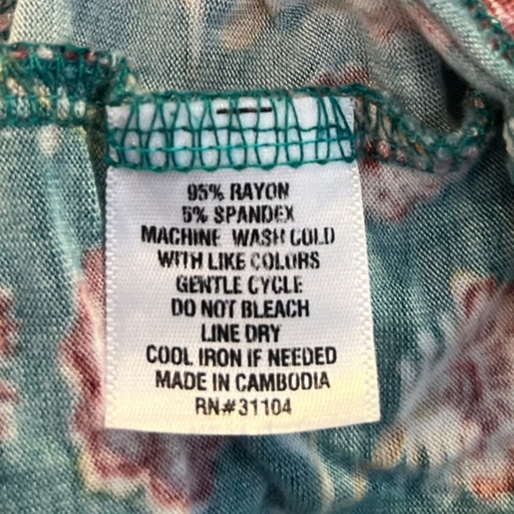 Wonderly V-neck blouse - Picture 7 of 7